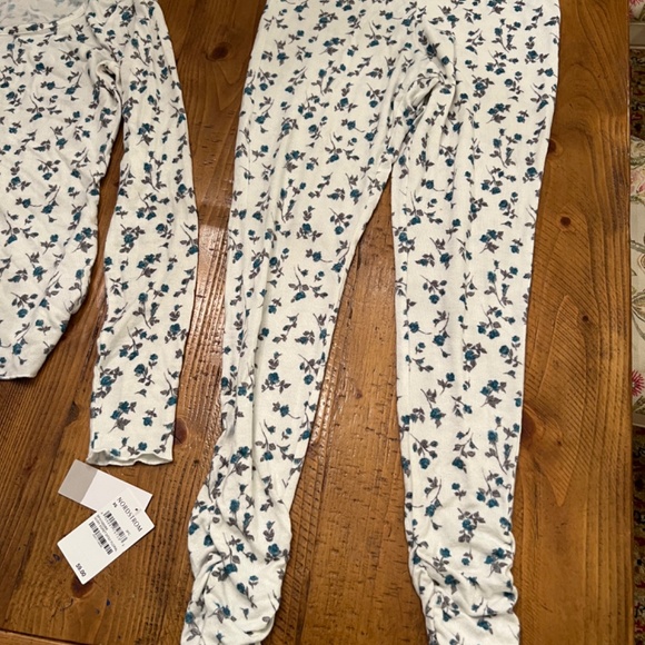 Cozy women’s/juniors pajamas - Picture 3 of 4